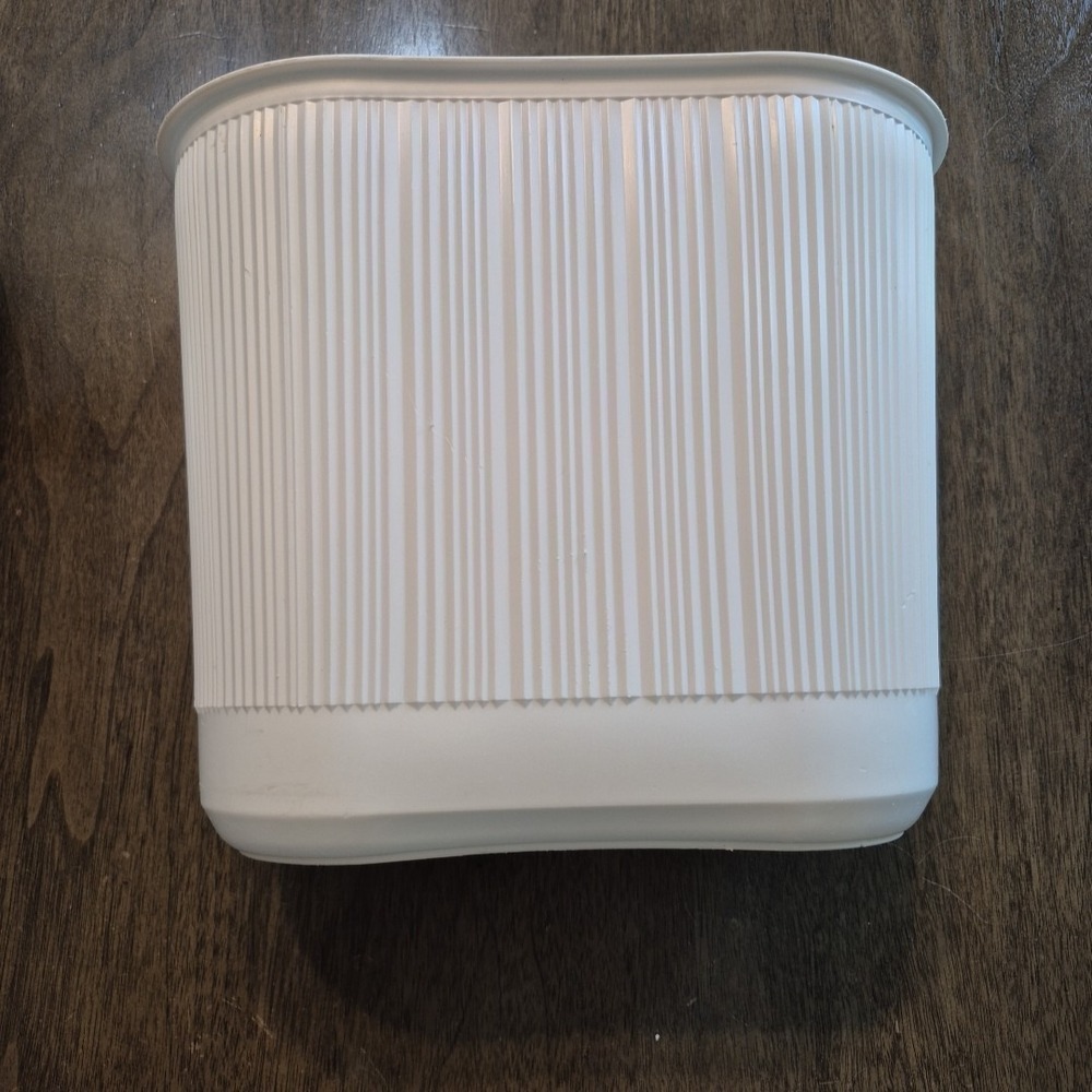 Vintage NEW1982 Rubbermaid 2954 White Ribbed Oval Waste Basket Classic Trash Can
